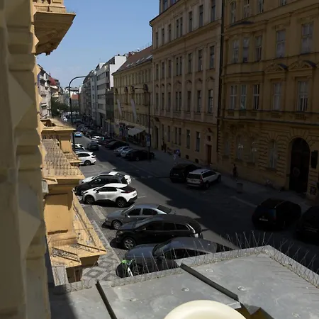 Steffany's Court W Balcony In Center